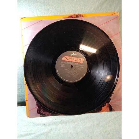 Vintage Donna Summer "She Works Hard for the Money" lp, 1983 - Picture 5 of 7